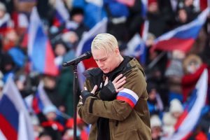 Конфликт звезд: Киселев обходит SHAMANа на патриотическом фронте после унижения молодого исполнителя